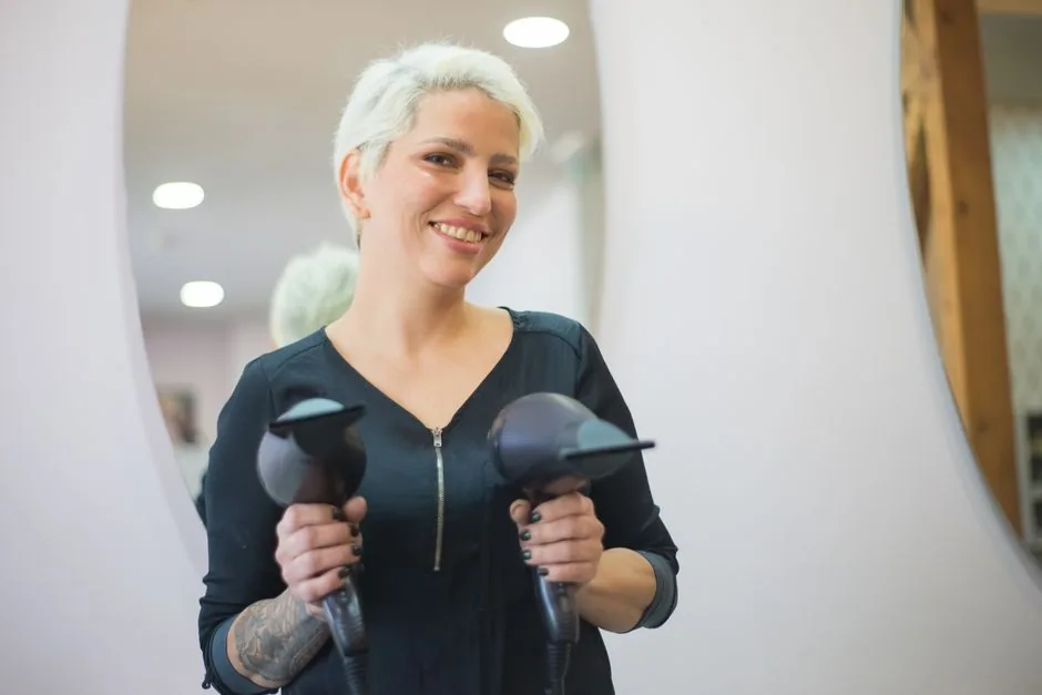 Secador de pelo iónico: qué hace y para qué tipo de pelo compensa